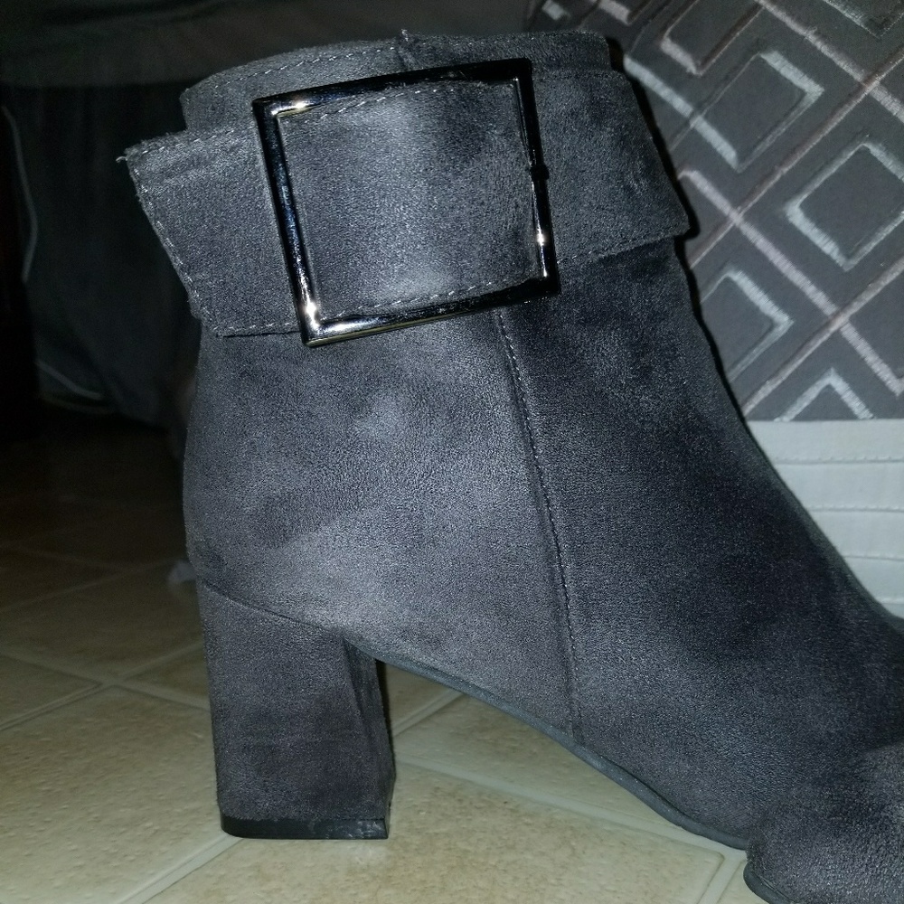 Grey suede boots - Picture 2 of 4
